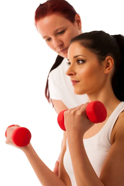 Fisioterapia - terapeuta haciendo ejercicios de brazo con pesas f — Foto de Stock
