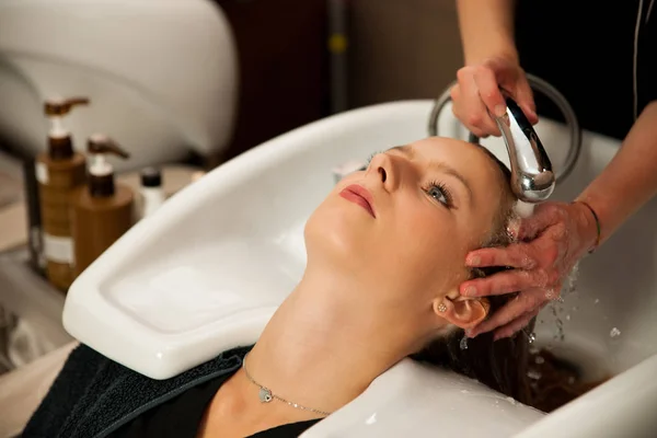 Friseur bei der Arbeit - Friseur wäscht Haare zum Kunden — Stockfoto