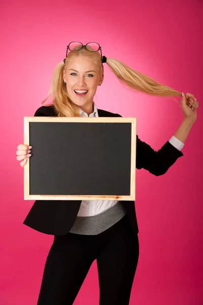 Boş bir tutan funky iş kadın blackboard - öğretmen — Stok fotoğraf