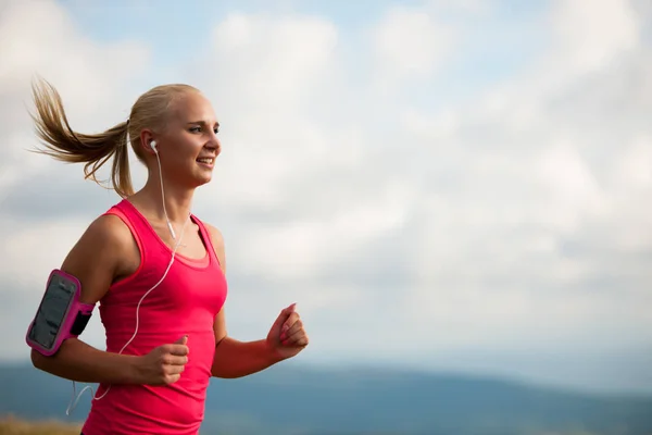 Runner - vrouw loopt kraaienland op een pad in het begin van de herfst — Stockfoto