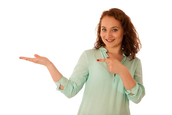 Affärskvinna som pekar för att kopiera utrymme samtidigt presentera en produkt — Stockfoto