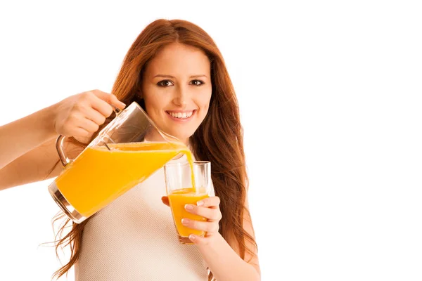 Frau trinkt Orangensaft und zeigt lächelnd Orangen. Junge Bienen — Stockfoto