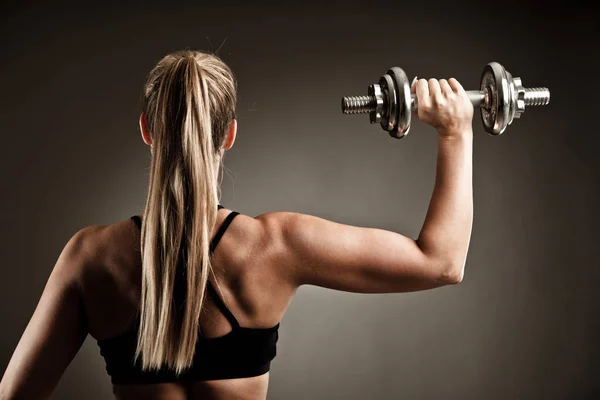 Uygun kadın egzersiz spor stüdyo fotoğrafçılığı dumbbells ile bir — Stok fotoğraf