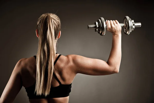 Uygun kadın egzersiz spor stüdyo fotoğrafçılığı dumbbells ile bir Stok Resim