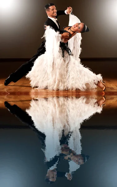 Salão de baile profissional casal de dança pré-formar uma dança exposição — Fotografia de Stock