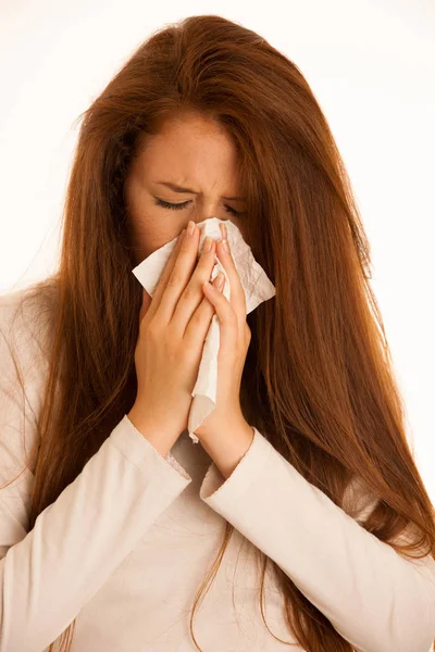 Gripe enfermedad - Mujer joven acostada en la cama infectada con alergia Blo —  Fotos de Stock
