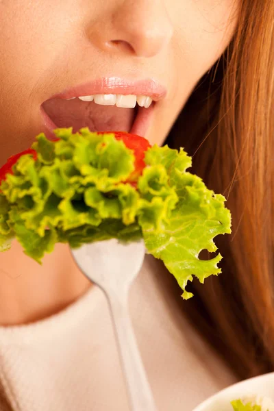 Alimentación saludable - mujer come un tazón de ensalada griega aislado sobre — Foto de Stock