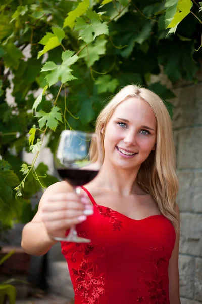 Bella donna beve vino rosso all'aperto su un caldo pomeriggio d'estate — Foto Stock