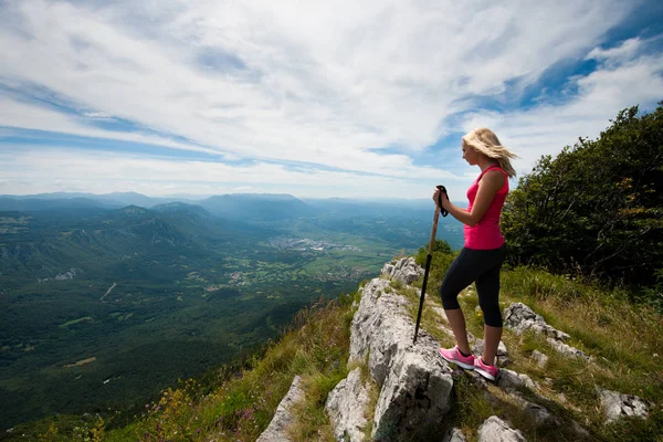 Trekking - escursionismo femminile in montagna in una tranquilla giornata estiva — Foto Stock