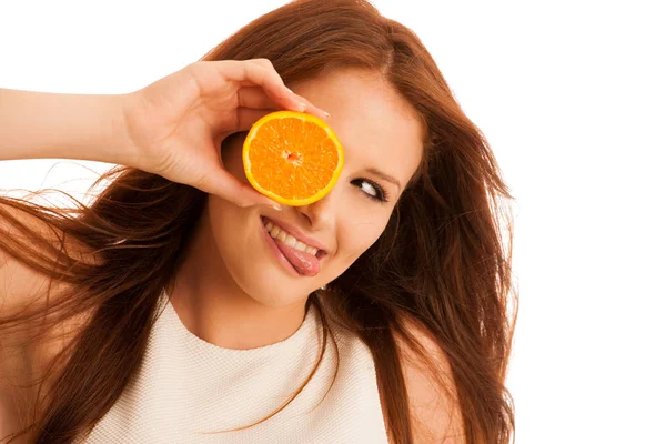Βιταμίνη c γυναίκα - κορίτσι με πορτοκαλί φρούτα μπροστά από το πρόσωπό της — Φωτογραφία Αρχείου