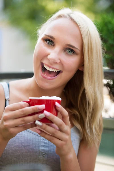 Kobieta pije kawy odkryty na afternooon gorące lato — Zdjęcie stockowe