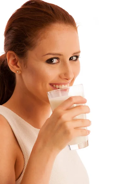 Femme buvant du lait le matin isolé sur un backgroun blanc — Photo