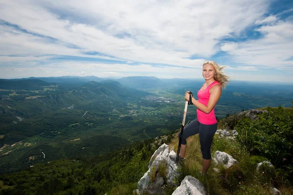 Trekking - mulher caminhando nas montanhas em um dia calmo de verão — Fotografia de Stock