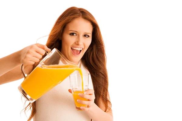 Kvinna dricka apelsinjuice leende visar apelsiner. Unga beaut — Stockfoto
