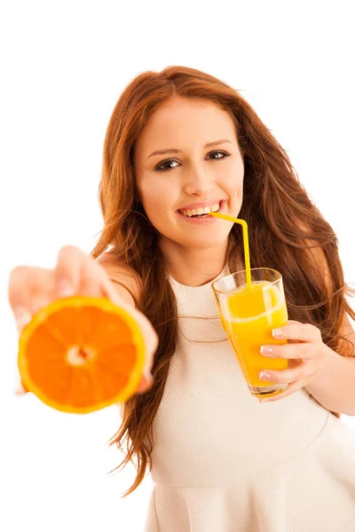 미소를 보여주는 오렌지 오렌지 주스를 마시는 여자. 젊은 근사한 — 스톡 사진