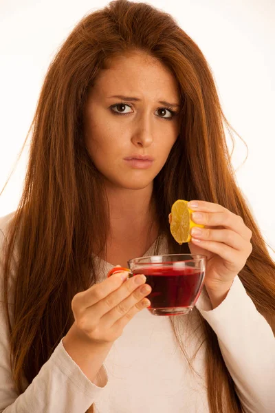 Sjukdom rökkanalen kvinna med kopp te och citron över vita backgrou — Stockfoto