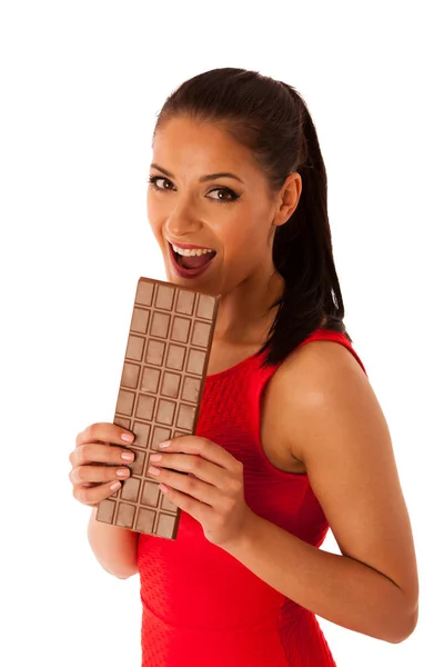 Hermosa mujer joven come chocolate aislado sobre fondo blanco — Foto de Stock