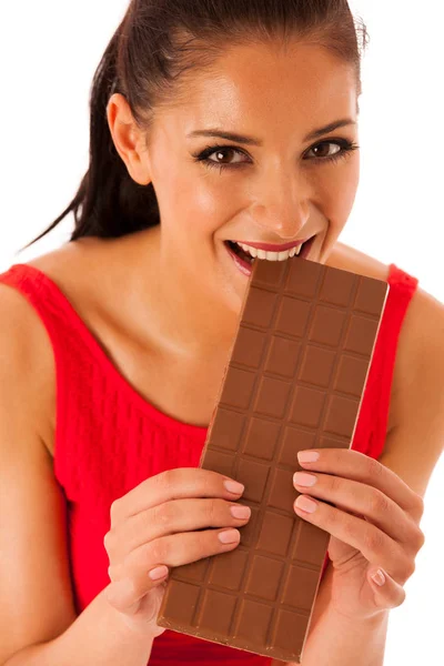 Mooie jonge vrouw eet chocolade geïsoleerd over witte backgro — Stockfoto