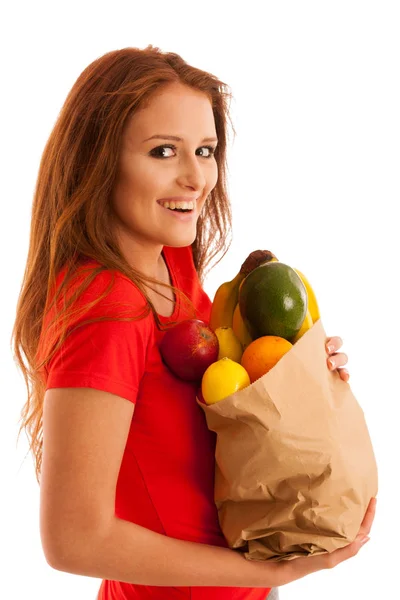 Frau trägt eine Tasche mit verschiedenen Früchten isoliert über weiß — Stockfoto