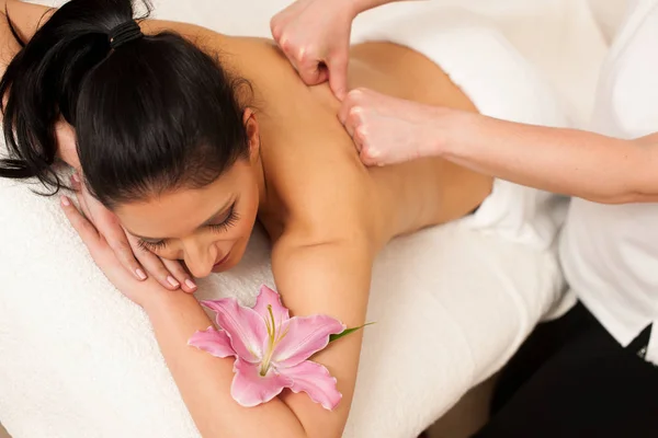 Красива молода жінка має омолоджуючий масаж в оздоровчому — стокове фото