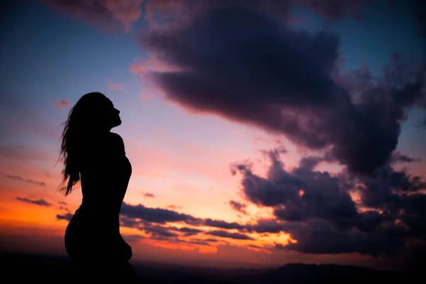 Mulher gesticulando sucesso - silhueta sobre céu noturno — Fotografia de Stock