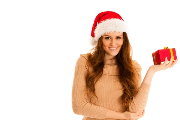 Mignon brunete fille en robe de Père Noël claus avec des cadeaux pour Noël — Photo