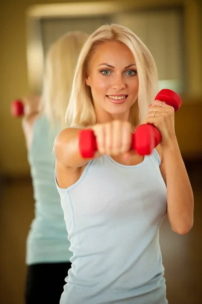 Fitness cvičení - trénink s dumbellc v tělocvičně fit žena — Stock fotografie