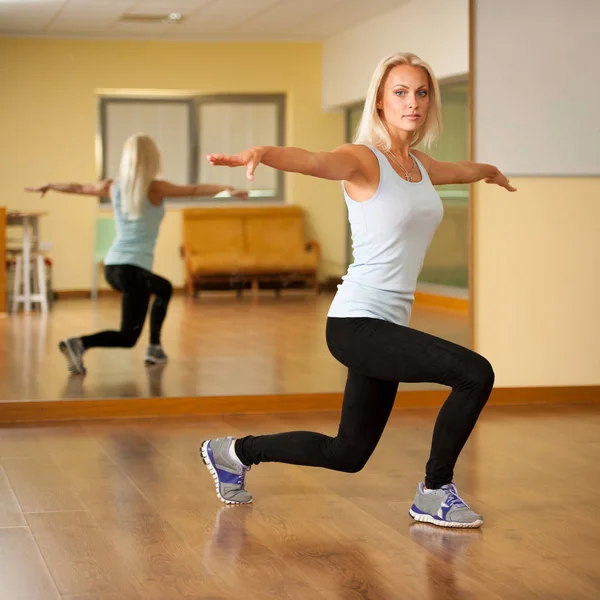 Mujer en forma hacer ejercicio en el gimnasio haciendo salto paso —  Fotos de Stock