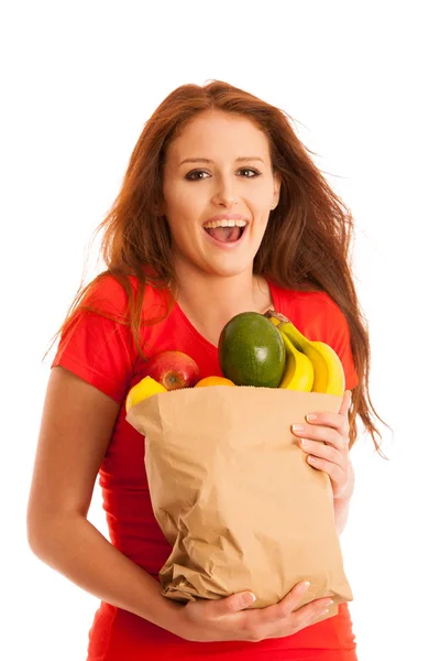 Bir çanta dolusu beyaz bitti izole çeşitli meyve taşıyan kadın — Stok fotoğraf