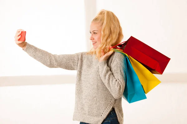 Gyönyörű szőke nő vesz selfie intelligens telefon után shop — Stock Fotó