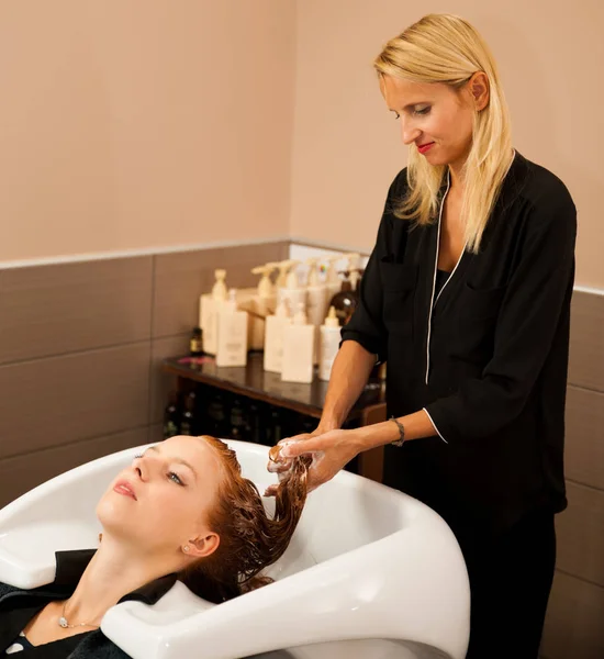 Coiffeur au travail - coiffeur lavant les cheveux au client — Photo