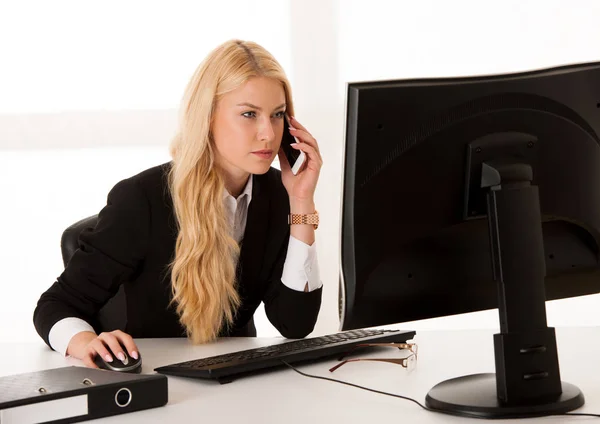 Business woman talking on phone in office — Stock Photo, Image