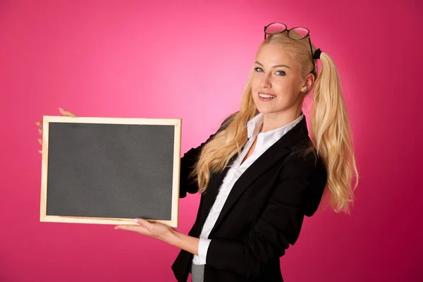 Flippige Geschäftsfrau mit leerer Tafel - Lehrerin — Stockfoto