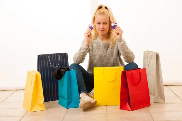 Boze vrouw met boodschappentassen na het winkelen als ze al het geld besteed — Stockfoto