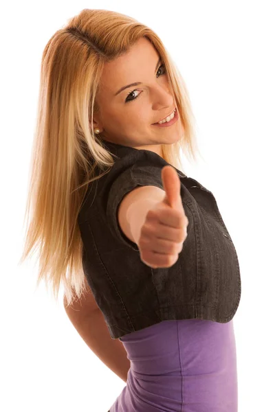 Молодая девушка-подросток показывает большой палец вверх в знак успеха и хап — стоковое фото