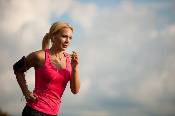 Runner - vrouw loopt kraaienland op een pad in het begin van de herfst — Stockfoto