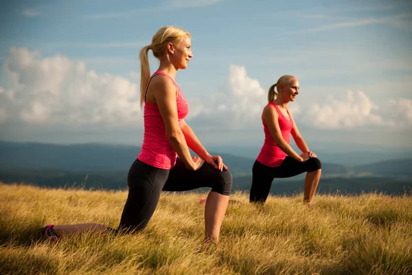 Vrouwen workout in de natuur maken van een lunge stap — Stockfoto