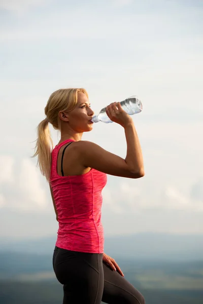 Idrottsman kvinna drink efter träningspass — Stockfoto