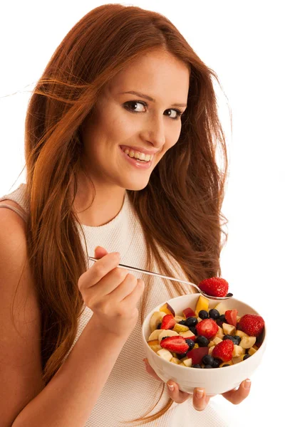 Alimentación saludable - la mujer come un tazón de ensalada de frutas aislado sobre — Foto de Stock