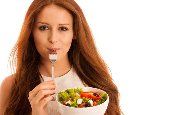 Alimentazione sana donna mangia una ciotola di insalata greca isolato sopra — Foto Stock