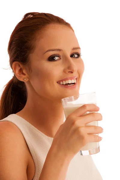 朝の白い背景がある以上分離した牛乳を飲む女性 — ストック写真