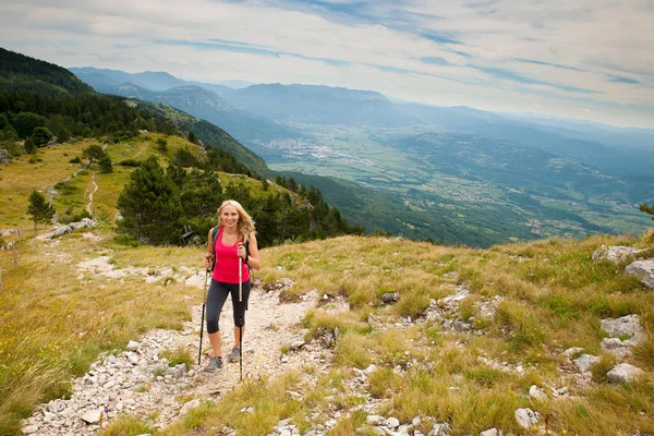 Trekking - Túrázás a hegyekben egy nyugodt sumer nap nő — Stock Fotó