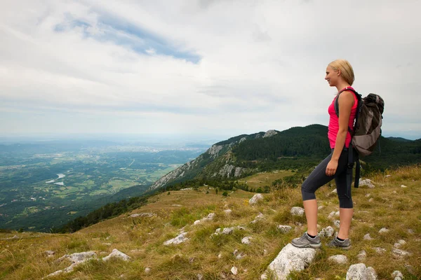 Trekking - mulher caminhando nas montanhas em um dia calmo de verão — Fotografia de Stock