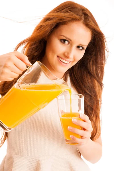 Mulher bebendo suco de laranja sorrindo mostrando laranjas. Beaut jovem — Fotografia de Stock