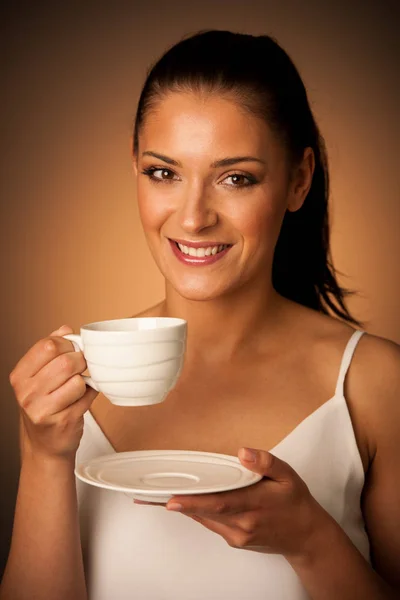 Elegante joven con una taza de café — Foto de Stock