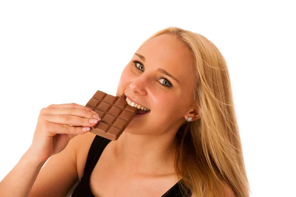 Bella giovane donna mangia cioccolato isolato su backgro bianco — Foto Stock