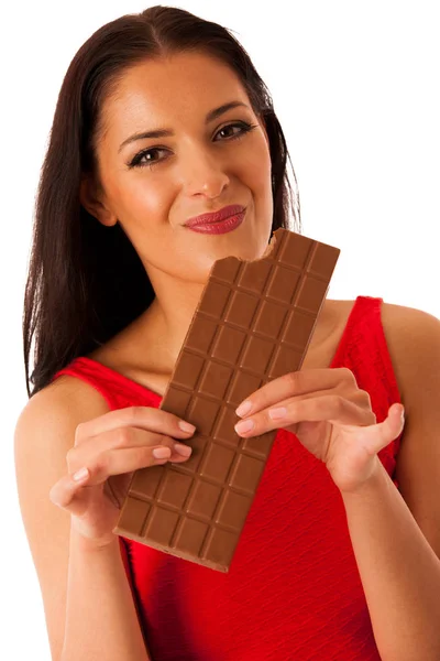 Hermosa mujer joven come chocolate aislado sobre fondo blanco — Foto de Stock