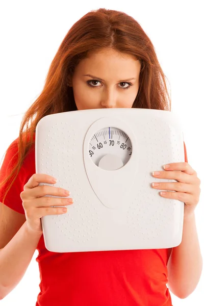 Женщина с весами недовольна своим весом, показывая грусть и — стоковое фото