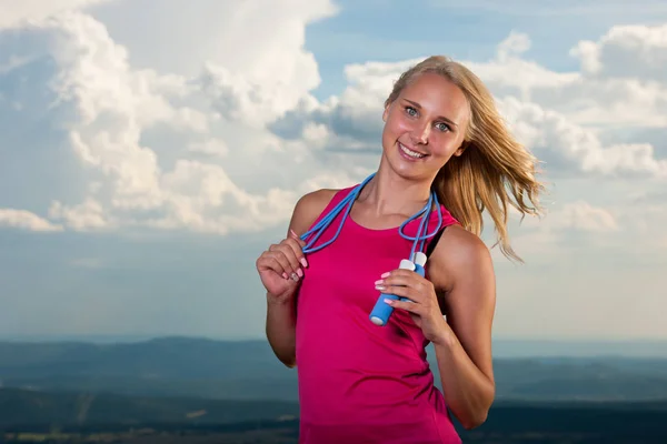 Vrouw tirh speedrope over zomer hemel — Stockfoto