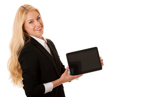 タブレット コンピューターは、分離されたオベに取り組んで美しいビジネス女性 — ストック写真
